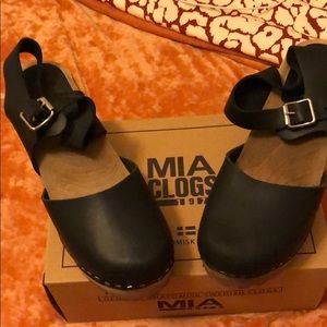 MIA clogs